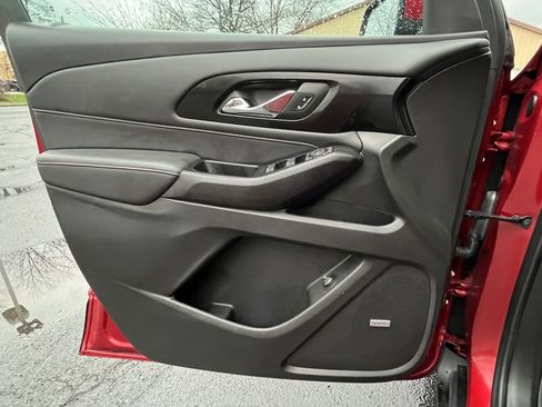 Used 2023 Chevrolet Traverse RS image 9