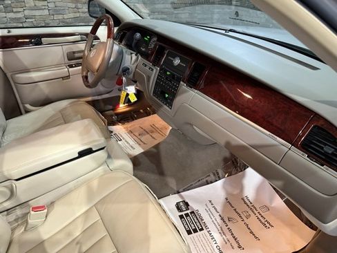Used 2003 Lincoln Town Car Signature image 21