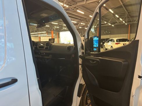 Used 2020 Mercedes-Benz Sprinter 2500 image 7