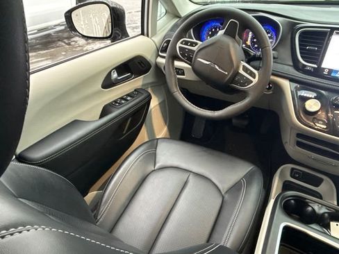 Used 2024 Chrysler Pacifica Touring-L image 22