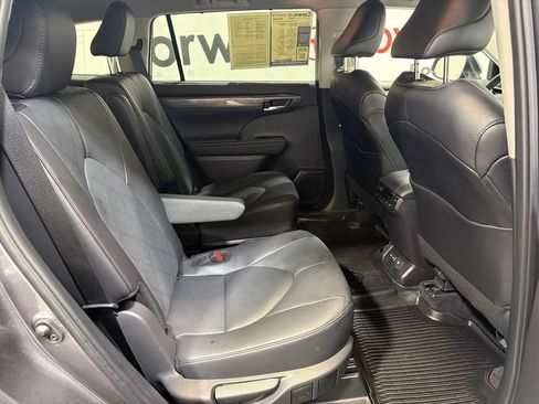 Used 2024 Toyota Highlander Platinum AWD/4WD image 13