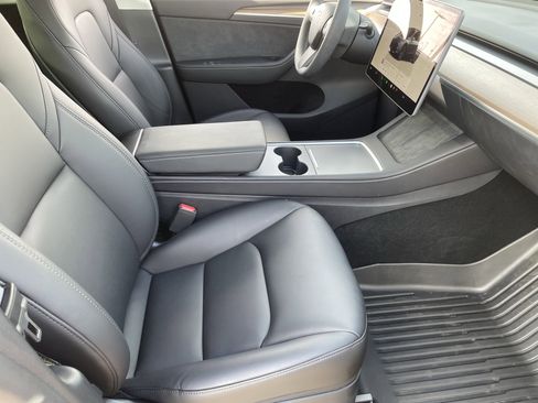 Used 2025 Tesla Model Y Long Range image 12