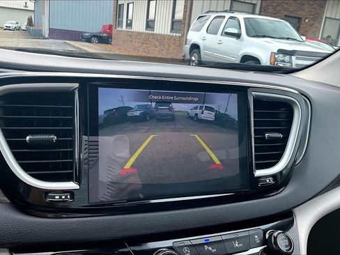 Used 2024 Chrysler Pacifica Touring-L FWD image 30