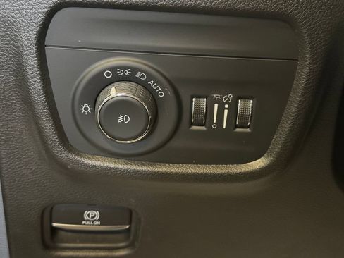 Used 2023 Jeep Grand Cherokee Limited w/ Black Appearance Package AWD/4WD image 18