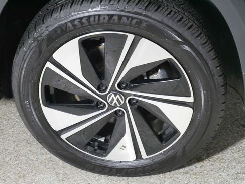 Used 2025 Volkswagen Taos SE w/ Panoramic Sunroof Package AWD/4WD image 15