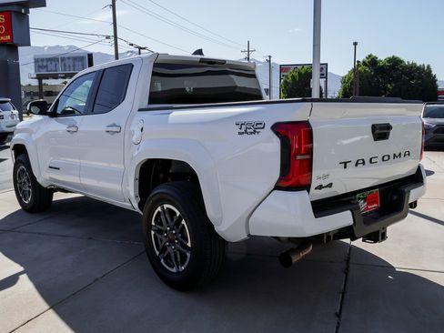 Used 2025 Toyota Tacoma TRD Sport AWD/4WD image 6