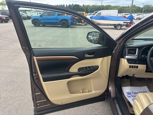 Used 2017 Toyota Highlander Limited AWD/4WD image 31