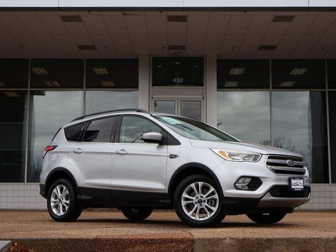 Used 2018 Ford Escape SE image 1