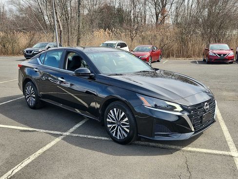 Used 2023 Nissan Altima 2.5 SV image 3