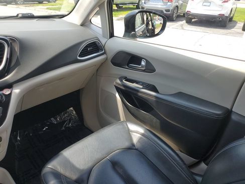Used 2022 Chrysler Pacifica Touring-L FWD image 7