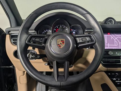 Certified 2023 Porsche Macan AWD/4WD image 33