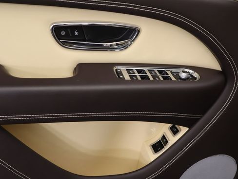 Certified 2023 Bentley Bentayga V8 image 24