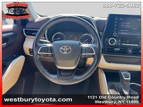 Used 2022 Toyota Highlander XLE AWD/4WD image 18