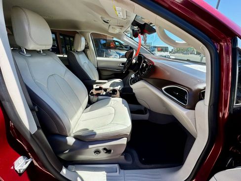 Used 2018 Chrysler Pacifica Touring-L w/ Advanced Safetytec Group FWD image 16