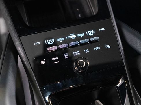 Certified 2025 Porsche Cayenne AWD/4WD image 25