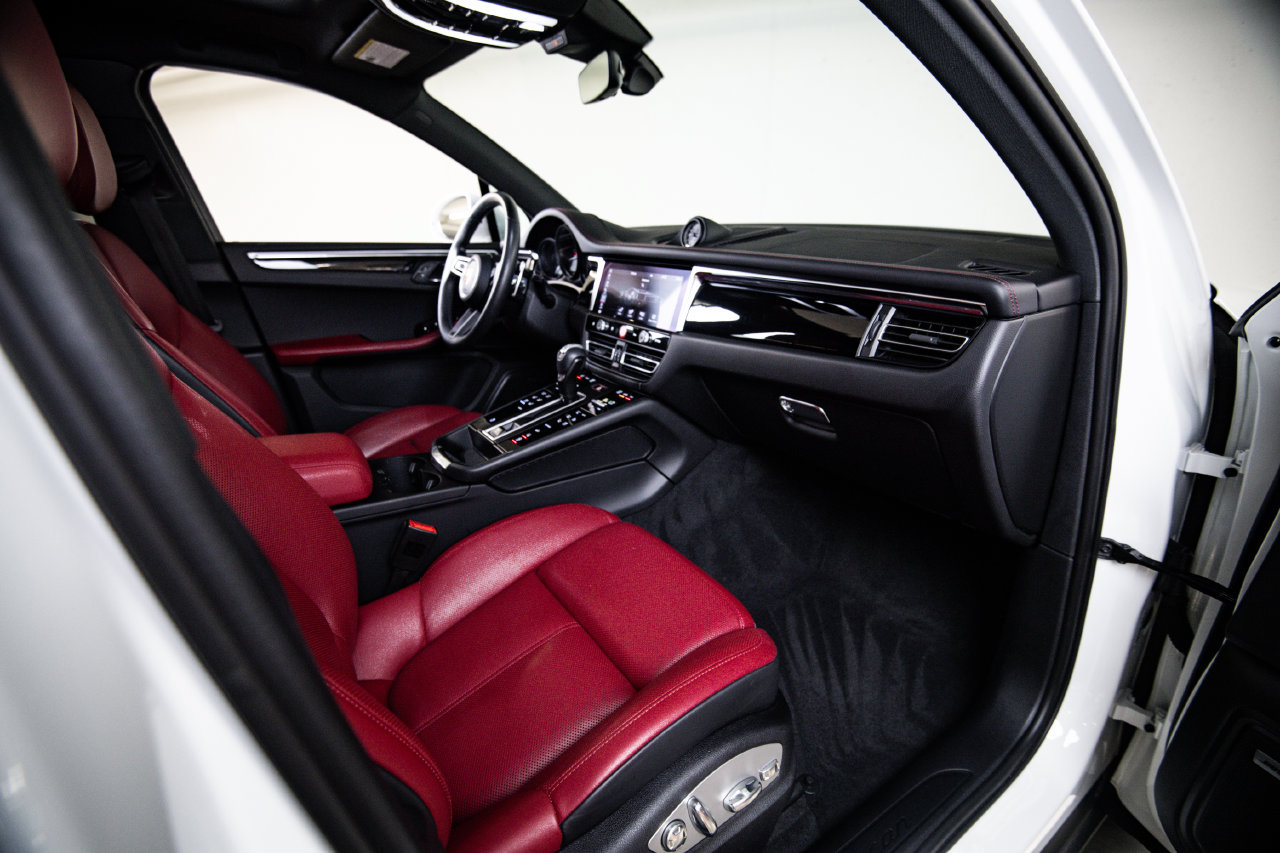 Certified 2024 Porsche Macan AWD/4WD image 28