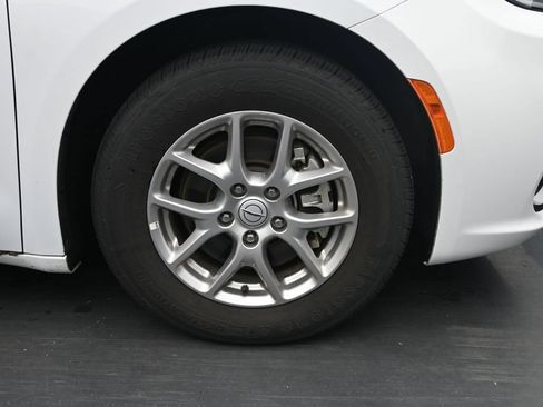 Used 2025 Chrysler Pacifica Select FWD image 13