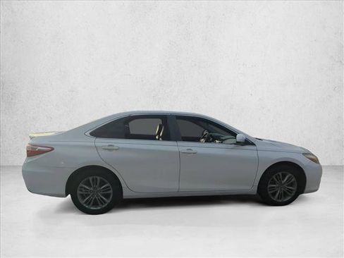 Used 2017 Toyota Camry SE image 4