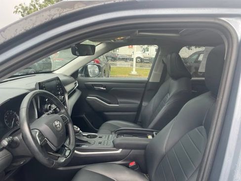 Used 2020 Toyota Highlander XLE AWD/4WD image 8