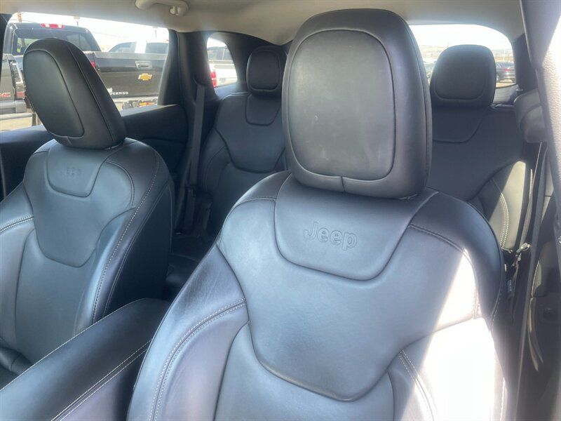 Used 2017 Jeep Cherokee Limited AWD/4WD image 4