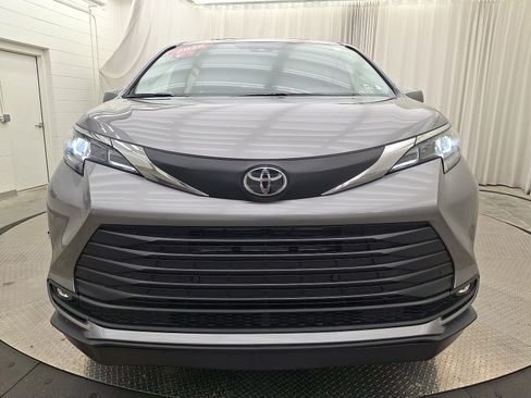 Used 2026 Toyota Sienna XLE FWD image 24