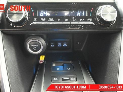 Used 2023 Toyota Venza LE AWD/4WD image 22