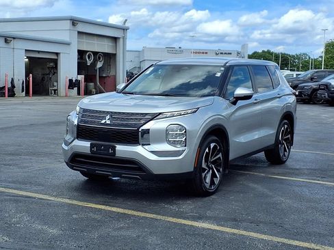 Used 2022 Mitsubishi Outlander ES FWD image 2