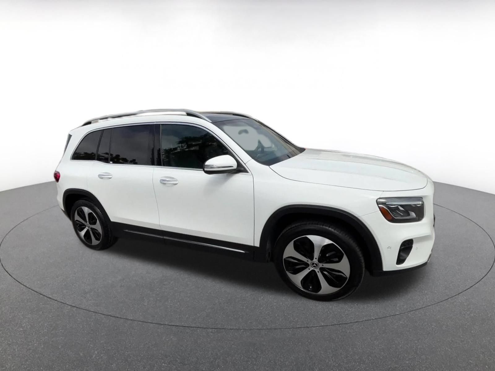 Used 2025 Mercedes-Benz GLB 250 4MATIC image 2