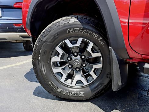 Used 2016 Toyota Tacoma TRD Sport AWD/4WD image 14