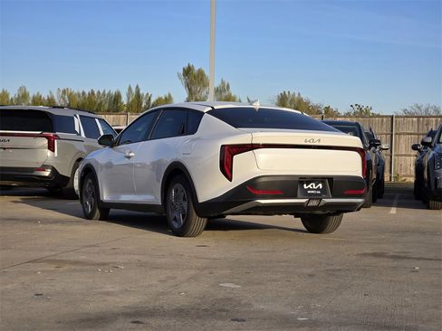 New 2025 Kia K4 LX image 3
