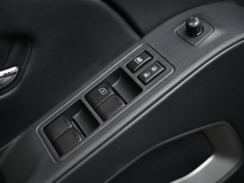 Used 2025 Nissan Frontier SV w/ SV Convenience Package image 17