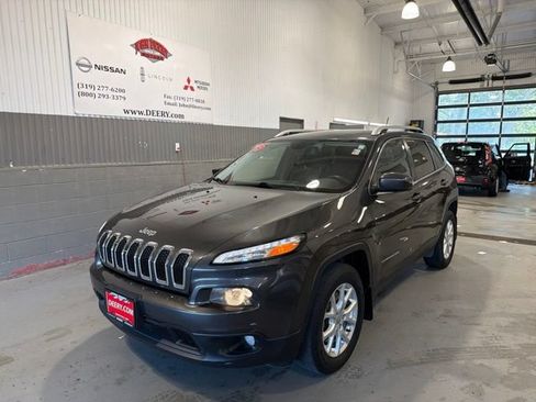 Used 2015 Jeep Cherokee Latitude w/ Cold Weather Group AWD/4WD image 8