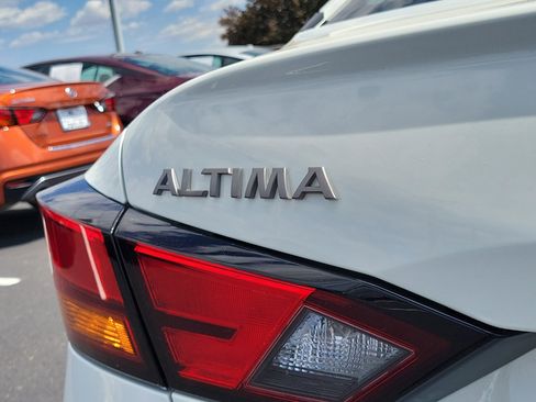 Used 2025 Nissan Altima 2.5 SV FWD image 6