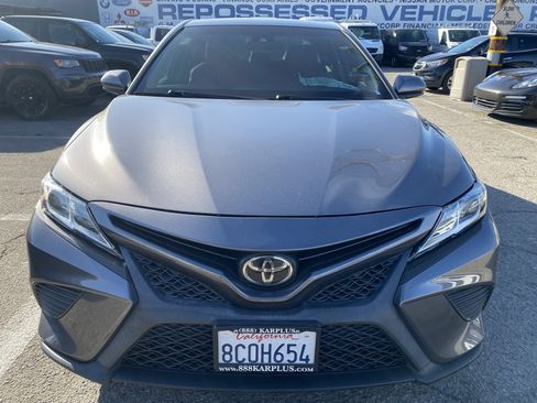 Used 2018 Toyota Camry SE FWD image 3