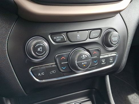Used 2017 Jeep Cherokee Limited AWD/4WD image 16