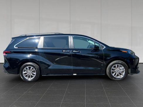 Used 2026 Toyota Sienna XLE FWD image 6