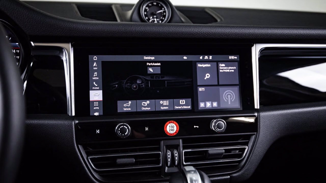Certified 2026 Porsche Macan AWD/4WD image 18