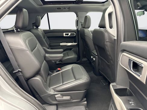 Used 2022 Ford Explorer XLT w/ Equipment Group 202A AWD/4WD image 20