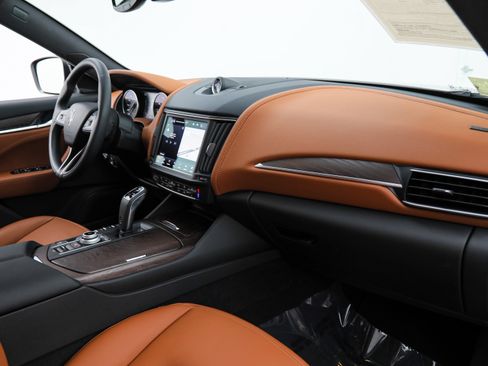 Certified 2023 Maserati Levante GT AWD/4WD image 10