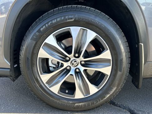 Used 2022 Toyota Highlander XLE AWD/4WD image 34