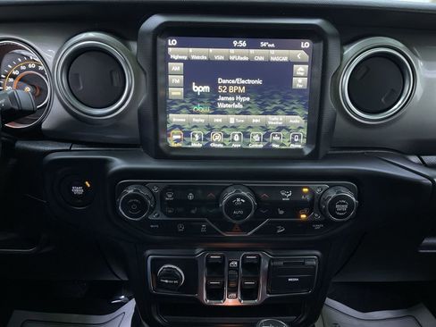 Used 2018 Jeep Wrangler Unlimited Sahara image 21