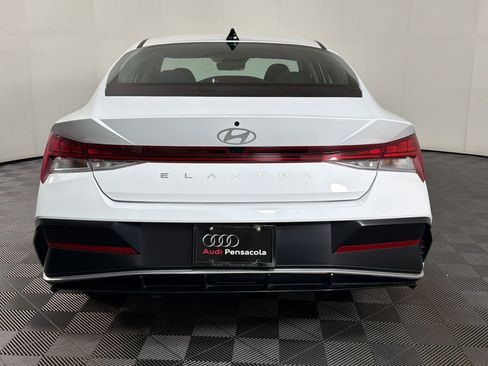 Used 2025 Hyundai Elantra SEL FWD image 8
