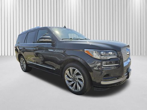 Used 2023 Lincoln Navigator Reserve AWD/4WD image 3