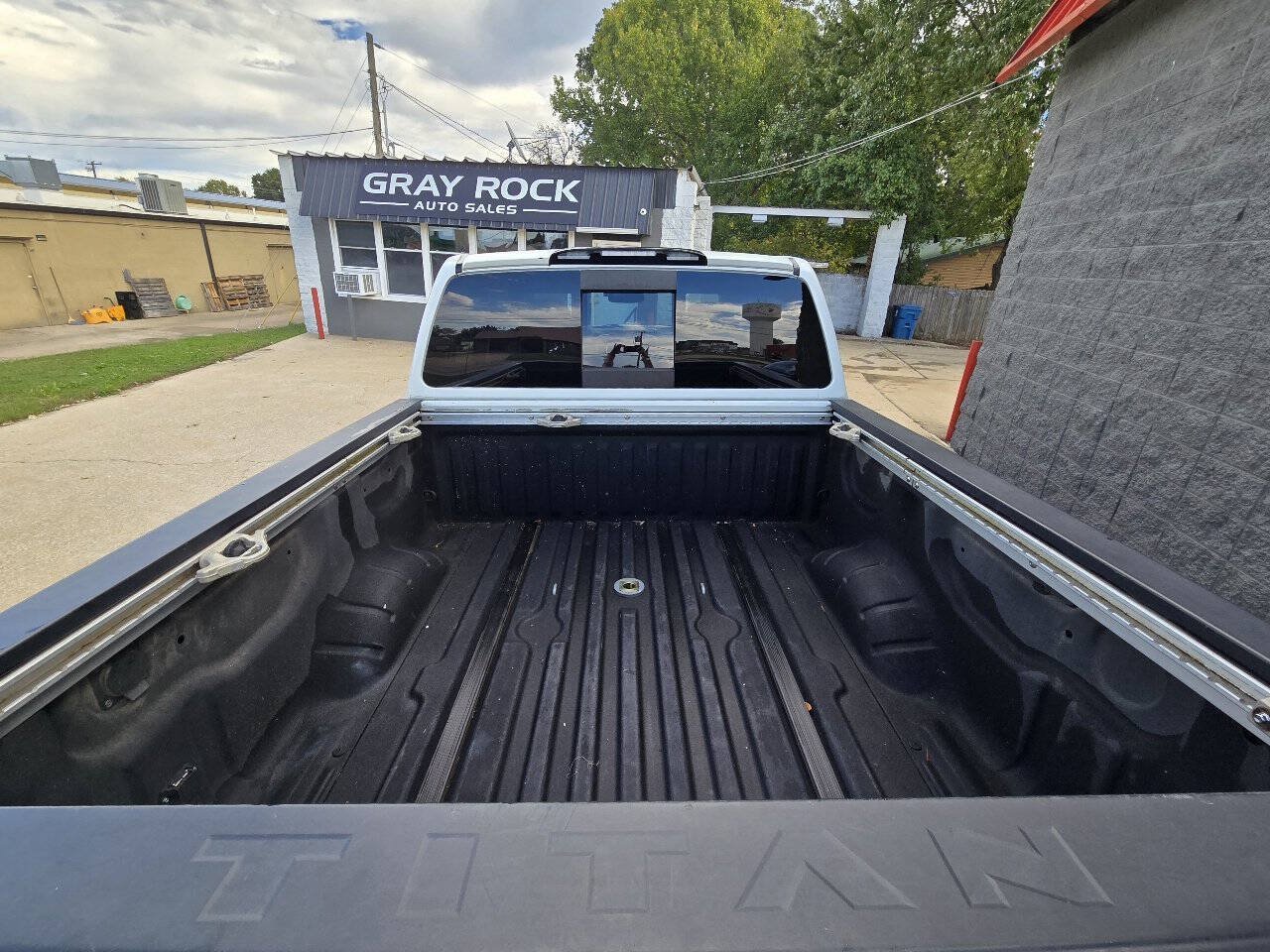 Used 2017 Nissan Titan PRO-4X w/ Pro-4x Convenience Package AWD/4WD image 8