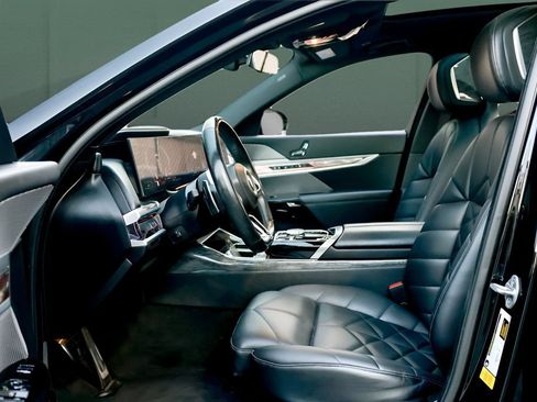 Used 2023 BMW 740i w/ Parking Assistance Package RWD image 18