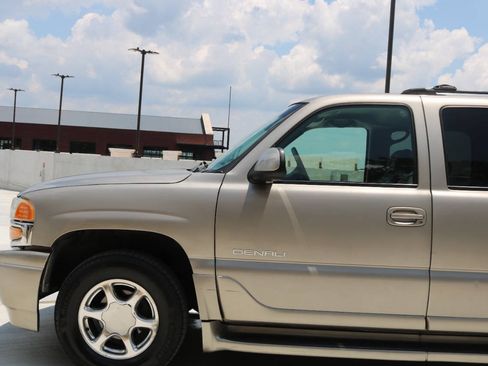 Used 2001 GMC Yukon XL Denali AWD/4WD image 24