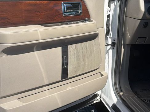 Used 2014 Lincoln Navigator 4WD image 23