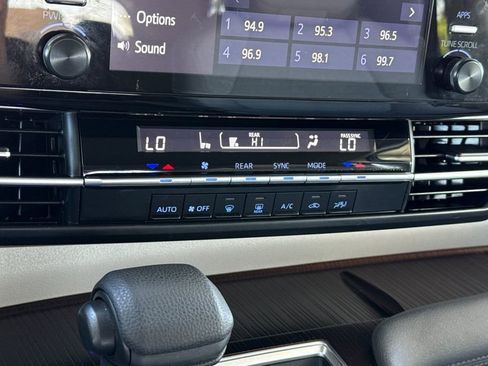 Used 2024 Toyota Sienna LE image 30