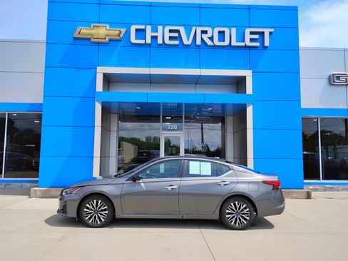 Used 2025 Nissan Altima 2.5 SV FWD image 11