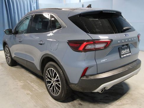 Used 2025 Ford Escape SE image 32